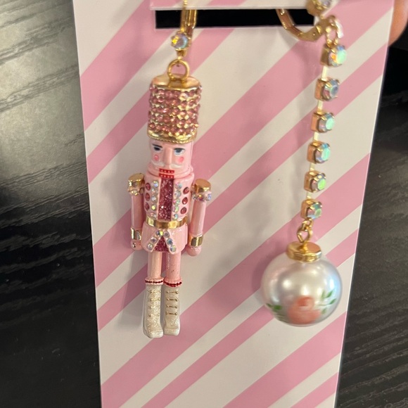 NWT ⚜️💖⚜️ Betsey Johnson - Nutcracker Linear Ball Mismatch Pink Earrings - Picture 11 of 12